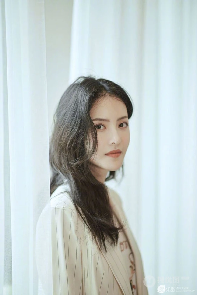 侧脸气质女生张芷溪清新淡雅竖纹休闲西装气质写真