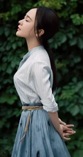 霍思燕竖纹衬衣搭蓝裙绿色植被前唯美动人写真图片