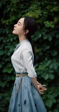 霍思燕竖纹衬衣搭蓝裙绿色植被前唯美动人写真图片