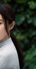 霍思燕竖纹衬衣搭蓝裙绿色植被前唯美动人写真图片