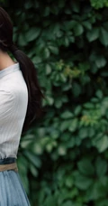 霍思燕竖纹衬衣搭蓝裙绿色植被前唯美动人写真图片