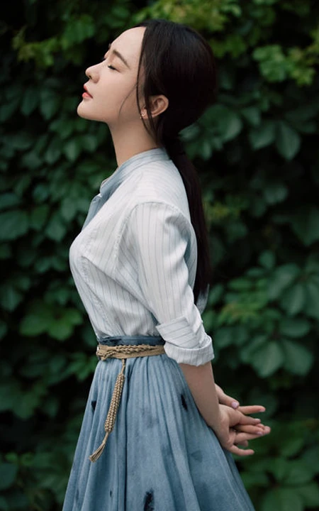 霍思燕竖纹衬衣搭蓝裙绿色植被前唯美动人写真图片