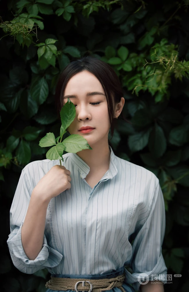 霍思燕竖纹衬衣搭蓝裙绿色植被前唯美动人写真图片