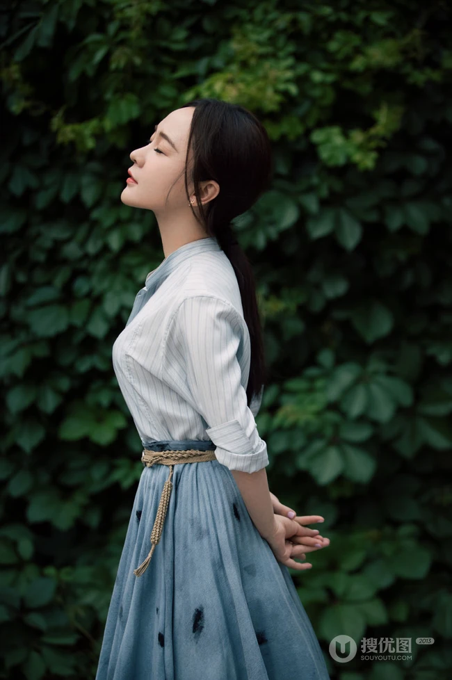 霍思燕竖纹衬衣搭蓝裙绿色植被前唯美动人写真图片