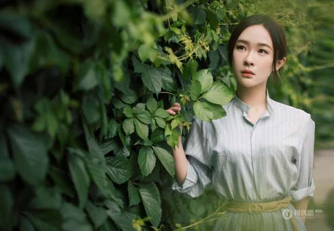 霍思燕竖纹衬衣搭蓝裙绿色植被前唯美动人写真图片