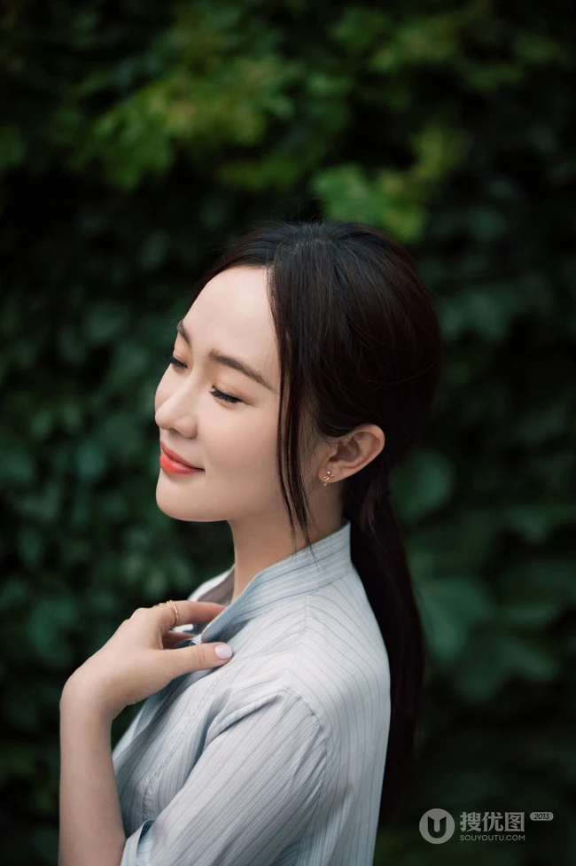 霍思燕竖纹衬衣搭蓝裙绿色植被前唯美动人写真图片