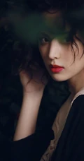 古力娜扎唯美花间摄影写真，卷发发型加朦胧感画面，如油画中人