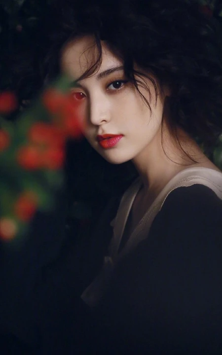 古力娜扎唯美花间摄影写真，卷发发型加朦胧感画面，如油画中人