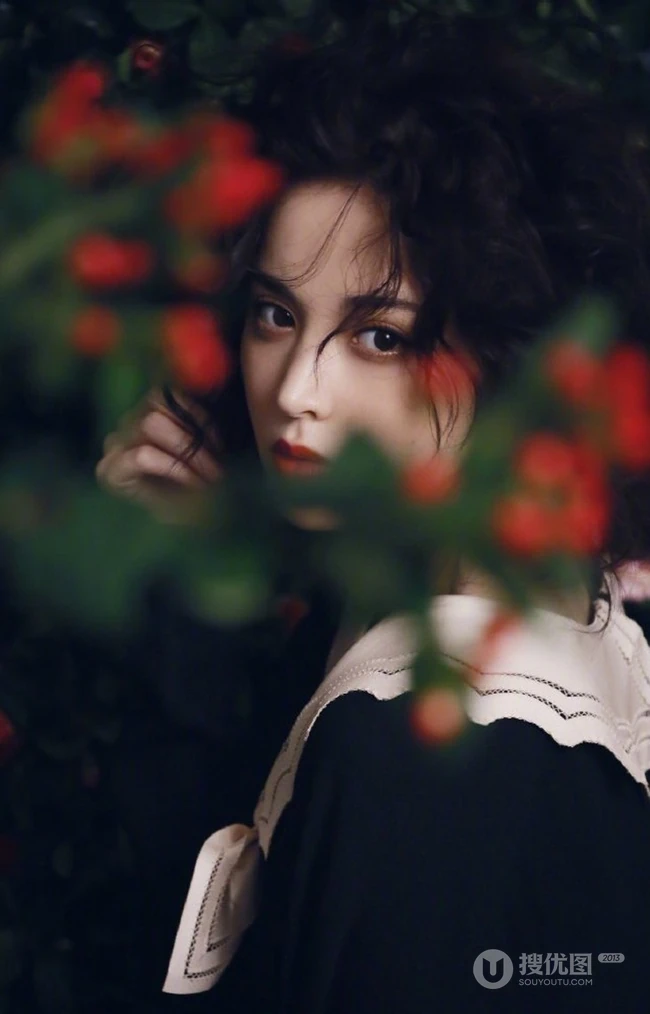 古力娜扎唯美花间摄影写真，卷发发型加朦胧感画面，如油画中人