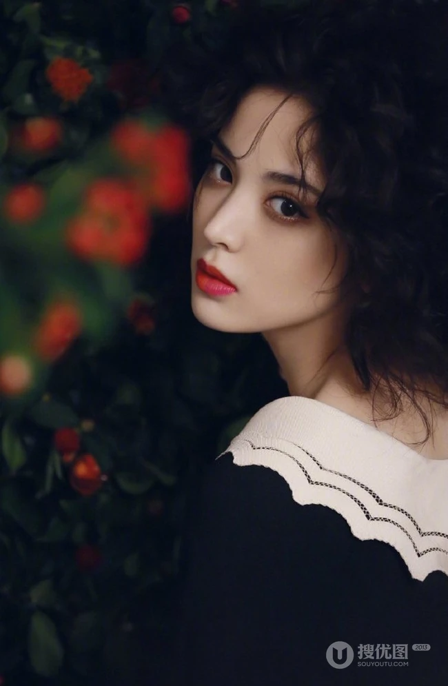 古力娜扎唯美花间摄影写真，卷发发型加朦胧感画面，如油画中人