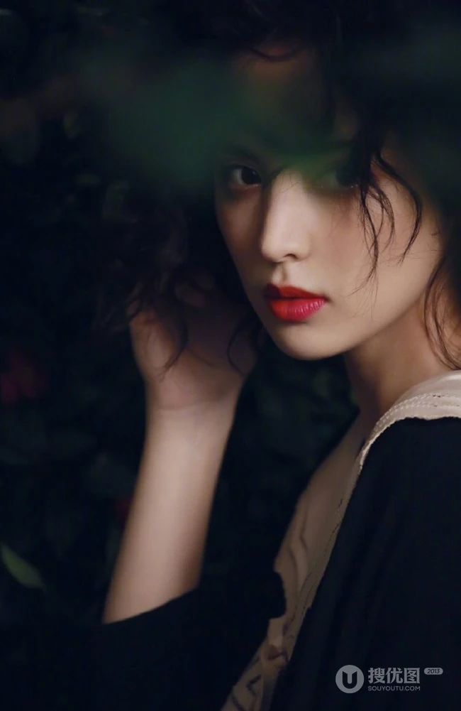 古力娜扎唯美花间摄影写真，卷发发型加朦胧感画面，如油画中人