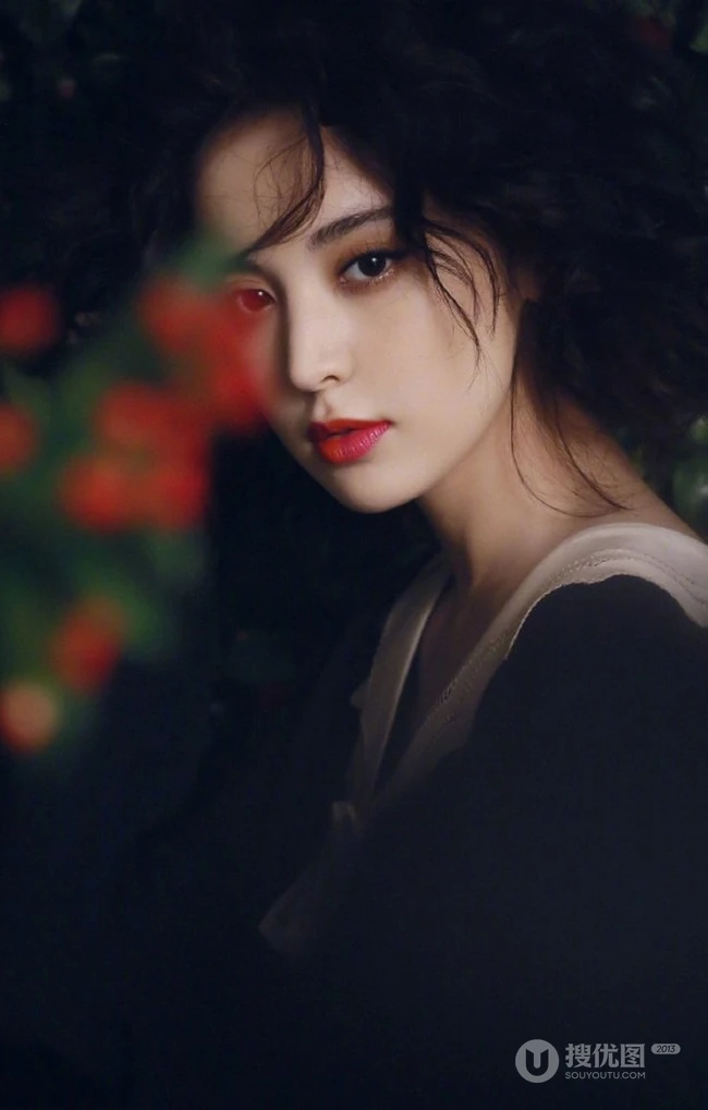 古力娜扎唯美花间摄影写真，卷发发型加朦胧感画面，如油画中人