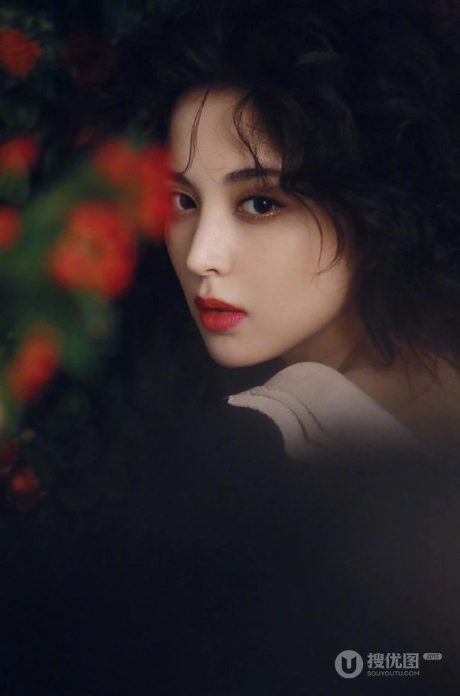 古力娜扎唯美花间摄影写真，卷发发型加朦胧感画面，如油画中人