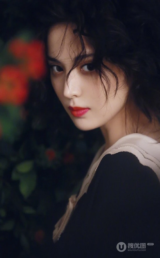 古力娜扎唯美花间摄影写真，卷发发型加朦胧感画面，如油画中人