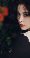 古力娜扎唯美花间摄影写真，卷发发型加朦胧感画面，如油画中人