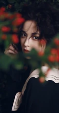 古力娜扎唯美花间摄影写真，卷发发型加朦胧感画面，如油画中人