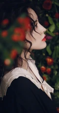 古力娜扎唯美花间摄影写真，卷发发型加朦胧感画面，如油画中人