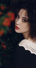 古力娜扎唯美花间摄影写真，卷发发型加朦胧感画面，如油画中人