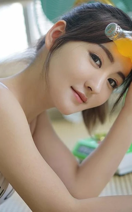 立夏，趴在竹草席上的元气女孩，超美紧身衣艺术摄影美图