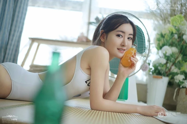 立夏，趴在竹草席上的元气女孩，超美紧身衣艺术摄影美图