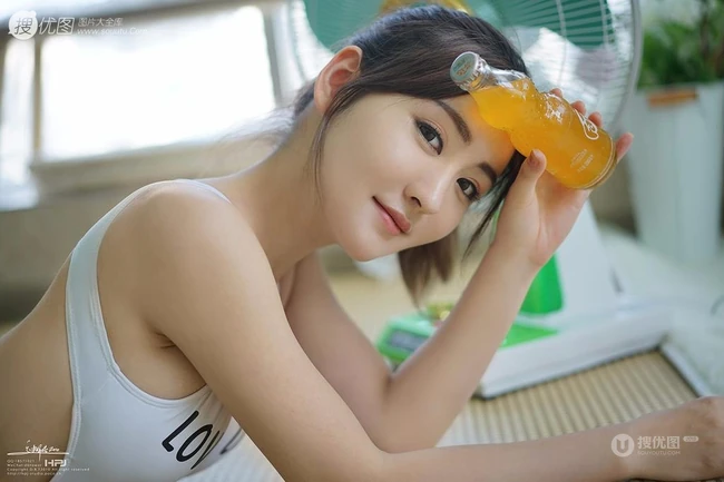立夏，趴在竹草席上的元气女孩，超美紧身衣艺术摄影美图