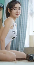 立夏，趴在竹草席上的元气女孩，超美紧身衣艺术摄影美图
