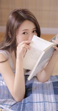 浅粉白皙苗条小脸女生白裙牛仔短裤悠闲惬意写真图片