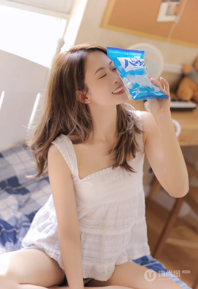 浅粉白皙苗条小脸女生白裙牛仔短裤悠闲惬意写真图片