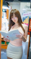 图书馆里匀称气质包臀裙眼镜女生搔首弄姿不正经写真图片