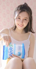 笑容满面的浅粉女生小姐姐肩带背心小白裤元气俏皮写真图片