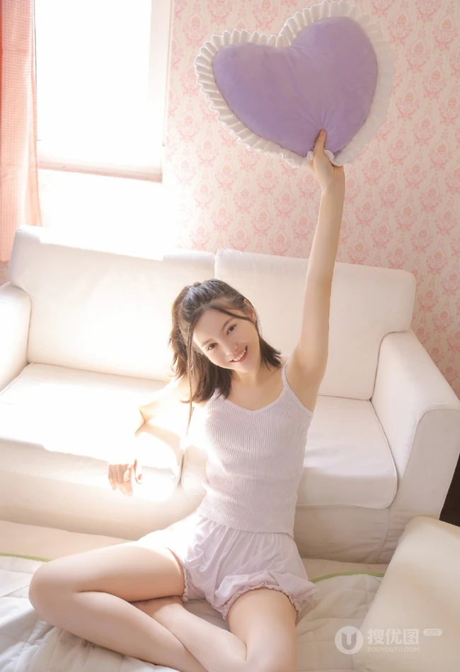 笑容满面的浅粉女生小姐姐肩带背心小白裤元气俏皮写真图片