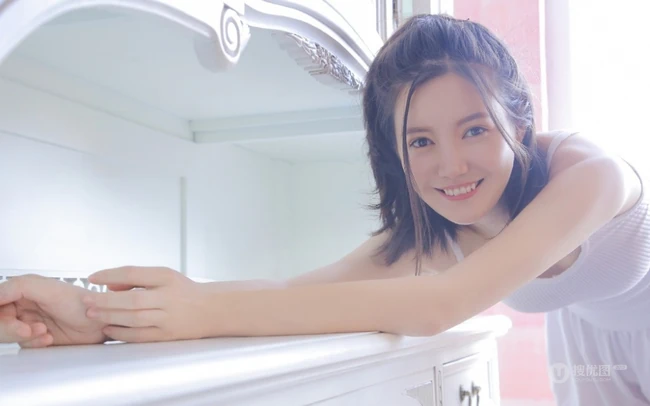 笑容满面的浅粉女生小姐姐肩带背心小白裤元气俏皮写真图片