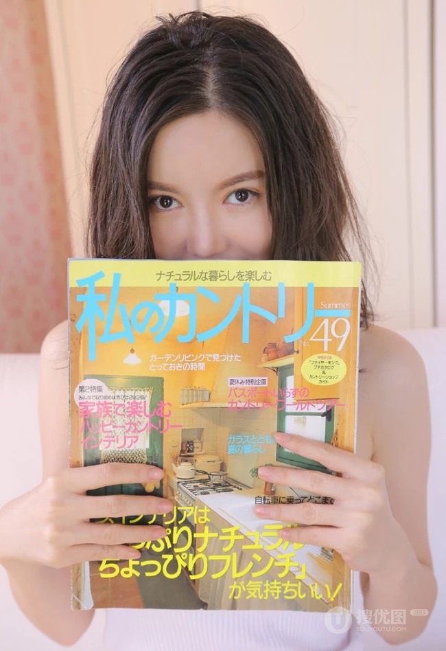 笑容满面的浅粉女生小姐姐肩带背心小白裤元气俏皮写真图片
