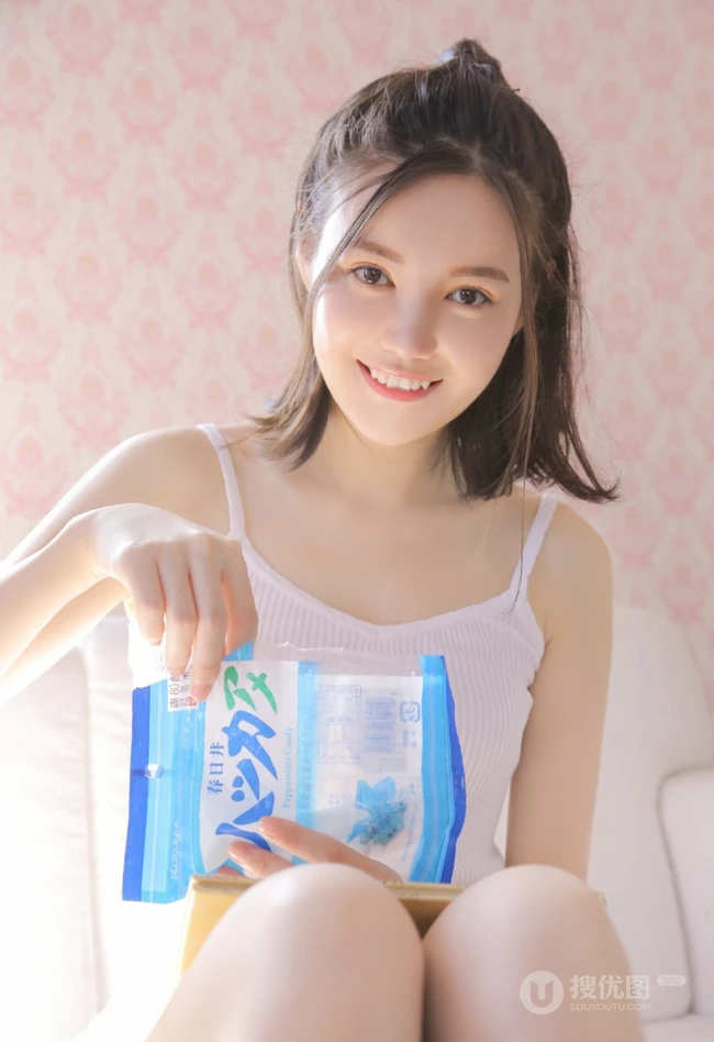 笑容满面的浅粉女生小姐姐肩带背心小白裤元气俏皮写真图片