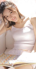 笑容满面的浅粉女生小姐姐肩带背心小白裤元气俏皮写真图片