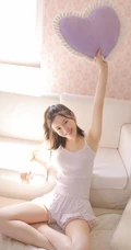 笑容满面的浅粉女生小姐姐肩带背心小白裤元气俏皮写真图片
