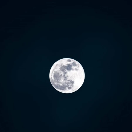 高清镜头下的月亮，月球表面唯美静谧景色图片