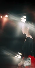 张艺凡黑衣红纱裙唯美舞台训练照图片