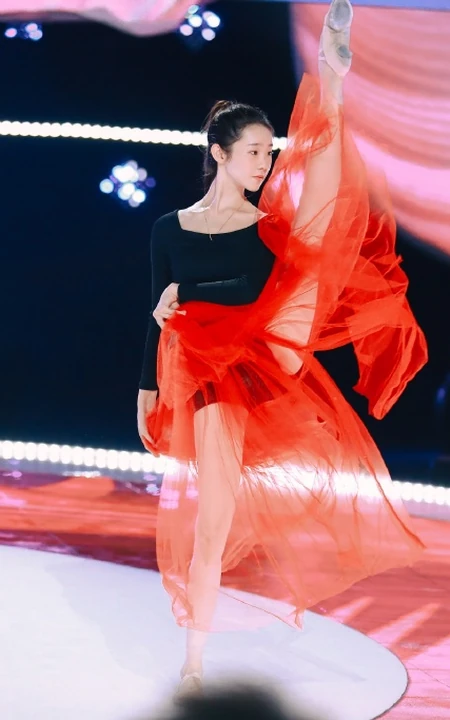 张艺凡黑衣红纱裙唯美舞台训练照图片