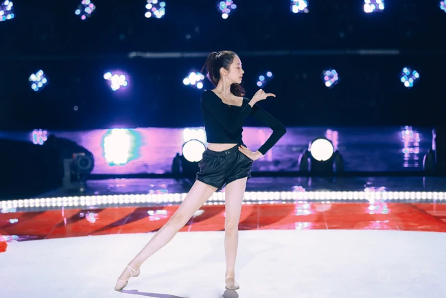 张艺凡黑衣红纱裙唯美舞台训练照图片