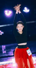 张艺凡黑衣红纱裙唯美舞台训练照图片