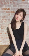 王心凌黑色背心搭配轻纱袜装拼接长裤蹲坐气质图片