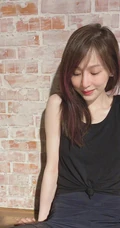 王心凌黑色背心搭配轻纱袜装拼接长裤蹲坐气质图片