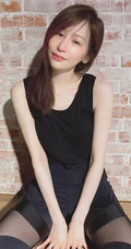 王心凌黑色背心搭配轻纱袜装拼接长裤蹲坐气质图片