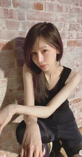 王心凌黑色背心搭配轻纱袜装拼接长裤蹲坐气质图片