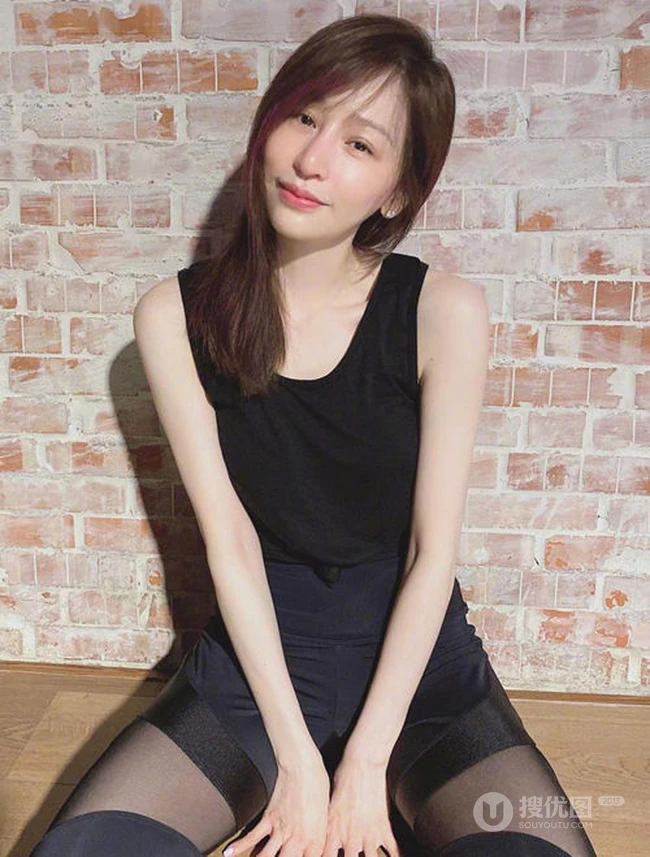 王心凌黑色背心搭配轻纱袜装拼接长裤蹲坐气质图片