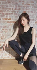 王心凌黑色背心搭配轻纱袜装拼接长裤蹲坐气质图片