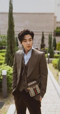 韩国男子组合Super Junior-M成员刘宪华庄园道路写真图片