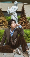 韩国男子组合Super Junior-M成员刘宪华庄园道路写真图片
