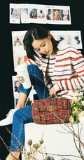戴眼镜穿牛仔裤的辛芷蕾怀旧镜头下的真实自然写真图片